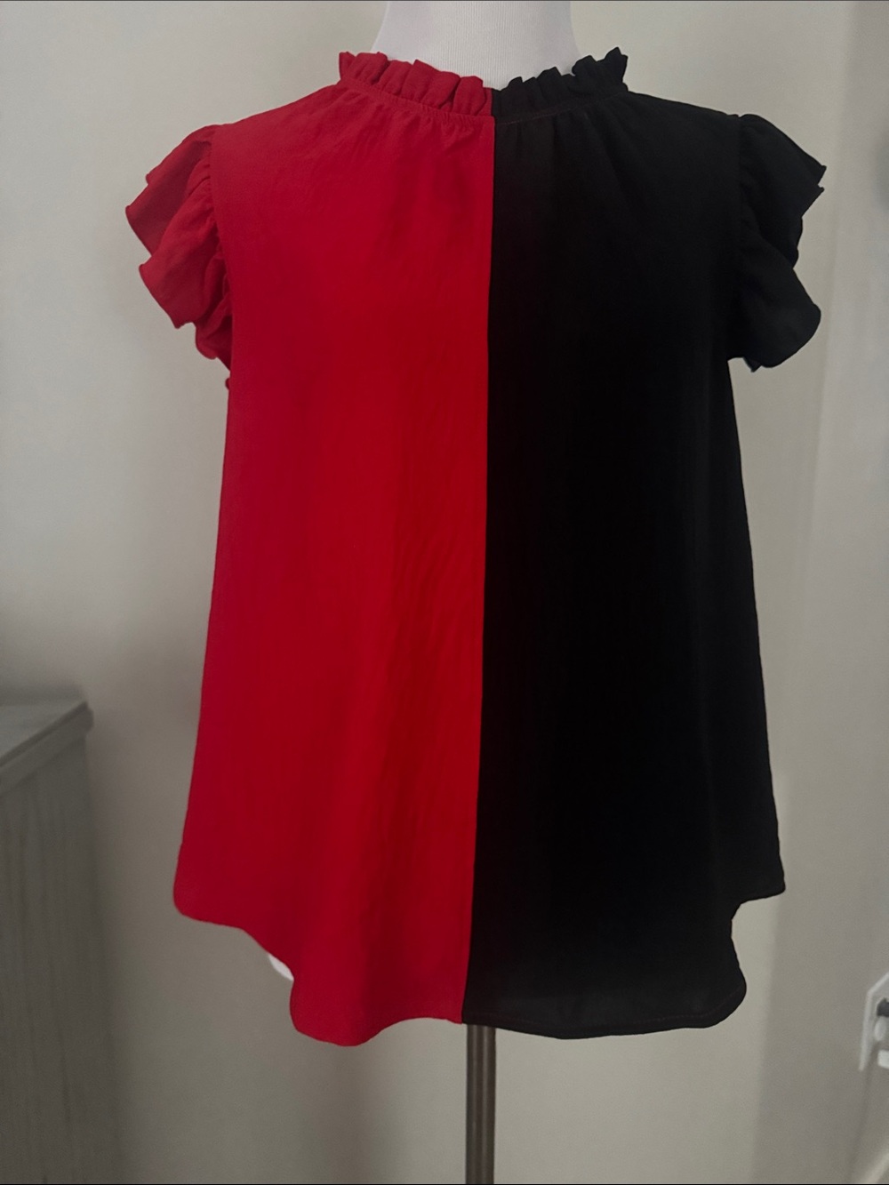 Red & Black Ruffle Sleeve Women's Top, sz S